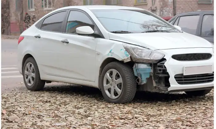 Weiße Limousine mit Motorschaden in Bad Salzungen